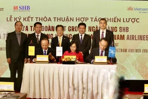 Đại diện Lãnh đạo Ngân hàng SHB, Tập đoàn T&T Group và Vietnam Airlines ký thỏa thuận hợp tác chiến lược.