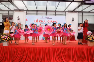 Giáo viên cùng các con học sinh Mầm non, Tiểu học tại Tân Thời Đại đã thể hiện nhiều tiết mục văn nghệ đặc sắc, ấn tượng trong ngày đầu năm học mới.