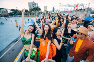 Lương Thùy Linh cùng top 38 thí sinh Miss World Vietnam hóa thiên thần'đốt nóng' Quy Nhơn