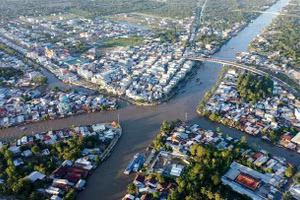 Thành phố Ngã Bảy là khu vực có khả năng kết nối giao thông thuận lợi trên cả đường thuỷ lẫn đường bộ.