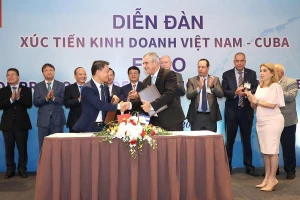 Ông Nguyễn Ngọc Nghị, Phó Tổng Giám đốc Tập đoàn T&T Group (bên trái) và ông Eduardo Martínez Díaz, Chủ tịch Tập đoàn BioCubaFarma trao biên bản ghi nhớ hợp tác