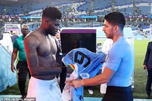 Partey đã vô tình làm khó chịu các cổ động viên nhà khi đổi áo với Luis Suarez.