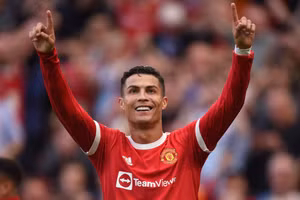 Chỉ trong vòng 1 tháng, Man united mất đi hai nguồn thu kinh tế lớn nhất của mình là Teamviewer và Cristiano Ronaldo. 