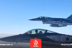 Hai chiến đấu cơ hộ tống máy bay của tuyển Ba Lan.