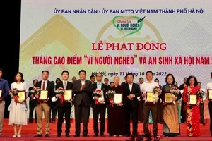 Ông Đỗ Vinh Quang – Phó Chủ tịch HĐQT Tập đoàn T&T Group (thứ tư từ trái sang) nhận bằng vinh danh của UBND - Ủy ban MTTQ Việt Nam thành phố Hà Nội vì những đóng góp tích cực trong công tác giảm nghèo và an sinh xã hội của thành phố. 