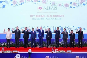 Trưởng đoàn các nước ASEAN và Tổng thống Hoa Kỳ Joe Biden chụp ảnh chung. Ảnh: Dương Giang/TTXVN