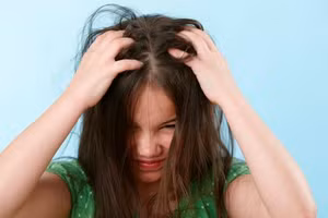 Hãy chăm sóc tóc đúng cách để ngăn nấm vào mùa mưa gây khó chịu (hình minh họa) 