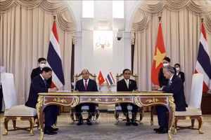 Chủ tịch nước Nguyễn Xuân Phúc và Thủ tướng Vương quốc Thái Lan Prayut Chan-o-cha chứng kiến lễ ký Chương trình hành động triển khai quan hệ đối tác chiến lược tăng cường Việt Nam - Thái Lan giữa Chính phủ nước CHXHCN Việt Nam và Chính phủ Vương quốc Thái Lan. Ảnh: Thống Nhất/TTXVN.