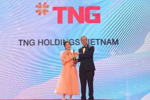 Đại diện TNG Holdings Vietnam trên sân khấu Lễ trao giải thưởng “Nơi làm việc tốt nhất châu Á” – HRAA 2022 tối 11/8