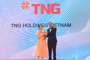 Đại diện TNG Holdings Vietnam trên sân khấu Lễ trao giải thưởng “Nơi làm việc tốt nhất châu Á” – HRAA 2022 tối 11/8