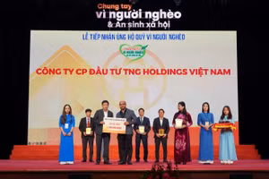 Chủ tịch Ủy ban MTTQ thành phố Hà Nội Nguyễn Lan Hương; Phó Chủ tịch UBND thành phố Hà Nội Dương Đức Tuấn tiếp nhận ủng hộ và trao chứng nhận cho các đơn vị.