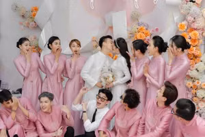 Cả hai có khoảnh khắc ngọt ngào trước sự chứng kiến của gia đình, bạn bè.