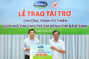  Ông Đỗ Thanh Tuấn – Giám đốc Đối Ngoại Vinamilk (bên trái) đại diện trao kinh phí hỗ trợ chương trình mổ tim miễn phí cho các bệnh nhi có hoàn cảnh khó khăn.