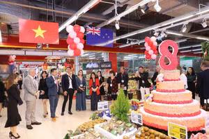 Tổng Lãnh sự quán cùng các nhà cung cấp New Zealand thăm và làm việc tại WinMart Times City.