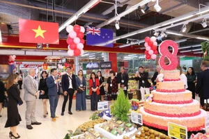 Tổng Lãnh sự quán cùng các nhà cung cấp New Zealand thăm và làm việc tại WinMart Times City.