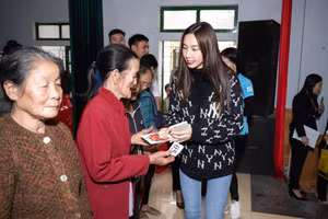 Trong 2 ngày 26/12 và 27/12, đoàn thiện nguyện của Hoa hậu Thùy Tiên đã di chuyển đến các huyện Hương Khê, Kỳ Anh, Hương Sơn (tỉnh Hà Tĩnh) để thăm hỏi, động viên tinh thần cũng như trao gửi những phần quà ý nghĩa cho những gia đình có hoàn cảnh khó khăn.