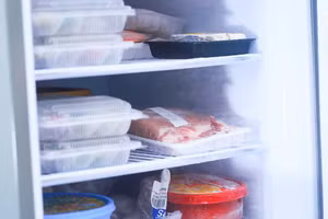 Nên chia thịt thành nhiều phần đủ cho một lần dùng để đảm bảo độ tươi ngon của thịt (hình minh họa)