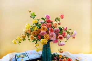 Bình hoa chị Oanh dùng gần 100 bông mix tông màu cam vàng để cắm đầy 4 mặt, giống như 1 bản hòa tấu của ngàn hoa đua sắc.