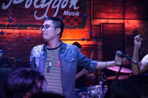 Nhà báo Xuân Thi sinh năm 1983 từng đảm nhận vai trò nhạc sĩ kiêm giọng ca chính của ban nhạc rock Small Fire.