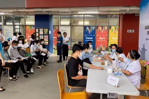 Đoàn y bác sĩ thực hiện công tác khám chữa bệnh cho bệnh nhân. Ảnh: BTC