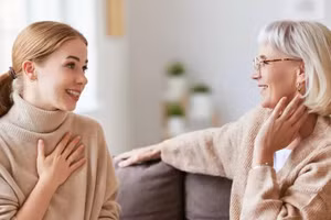 Cách mẹ đẻ giúp tôi mở lòng hơn với bố mẹ chồng