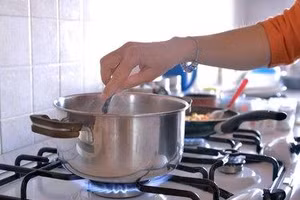 Mẹo tránh đen nồi khi dùng bếp ga bà nội trợ nào cũng nên biết