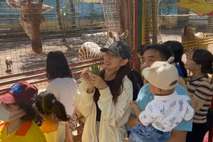 Bất ngờ nhan sắc Hoa hậu Thùy Tiên khi đi dép lê, không trang điểm 