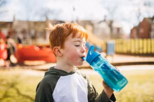 Bí kíp giúp con uống đủ nước khi ở trường