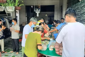 Thầy Tùng cùng nhóm nhà hảo tâm tất bật lo chuẩn bị bữa trưa cho các sĩ tử.