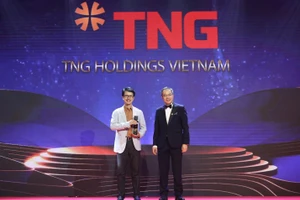 Ông Trần Tuấn Việt - Giám đốc khối Truyền thông và Marketing, đại diện Tập đoàn TNG Holdings Vietnam nhận giải thưởng “Doanh nghiệp xuất sắc châu Á”