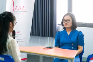 Sinh viên thực hành kỹ năng phỏng vấn - bước tiền đề trước vòng thử việc - trong khoá “Chinh phục nhà tuyển dụng” của DynaGen – Live United .