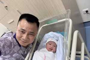NSND Tự Long hạnh phúc đón con trai chào đời.