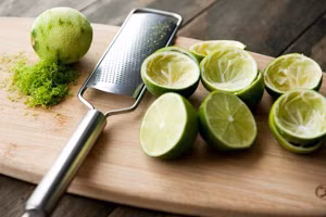 Có nhiều nghiên cứu xác định vỏ chanh chứa nhiều vitamin và các chất có lợi cho sức khỏe .