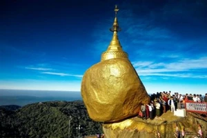 Chùa Kyaikhtiyo, còn được gọi là Golden Rock (Tảng đá Vàng), là một trong những địa điểm Phật giáo linh thiêng.