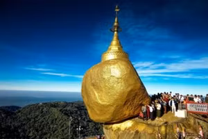 Chùa Kyaikhtiyo, còn được gọi là Golden Rock (Tảng đá Vàng), là một trong những địa điểm Phật giáo linh thiêng.