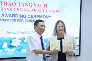 Ông Ngô Trần Ái, đại diện công ty VEPIC trao tặng bộ sách quý cho Đại sứ quán Hoa Kỳ tại Hà Nội.
