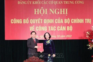 Trưởng Ban Tổ chức Trung ương Trương Thị Mai trao quyết định cho đồng chí Nguyễn Văn Thể - Ảnh: TTXVN