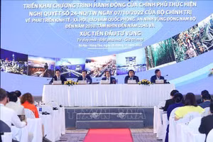 Thủ tướng Phạm Minh Chính, Phó Thủ tướng Lê Minh Khái, Bộ trưởng Bộ Kế hoạch và Đầu tư Nguyễn Chí Dũng, Bí thư Tỉnh ủy Bà Rịa-Vũng Tàu Phạm Viết Thanh và Chủ tịch UBND Thành phố Hồ Chí Minh Phan Văn Mãi đồng chủ trì Hội nghị. Ảnh: Dương Giang/TTXVN