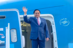 Thủ tướng Chính phủ Phạm Minh Chính dẫn đầu đoàn đại biểu Việt Nam rời Hà Nội, lên đường thăm chính thức Vương quốc Campuchia từ ngày 08-09/11/2022, dự Hội nghị cấp cao ASEAN lần thứ 40, 41 và các hội nghị liên quan từ ngày 10-13/11/2022 - Ảnh: VGP/Nhật Bắc.