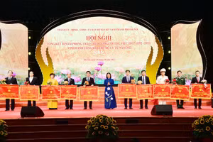 Phó Bí thư Thường trực Thành ủy Hà Nội Nguyễn Thị Tuyến trao cờ thi đua của UBND thành phố Hà Nội cho các tập thể có thành tích xuất sắc 