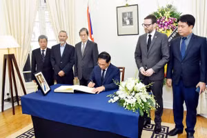 Bộ trưởng Ngoại giao Bùi Thanh Sơn ghi sổ tang, chia buồn về việc Nữ hoàng Anh Elizabeth II qua đời, ngày 10/9. (Ảnh: Quang Hoà)