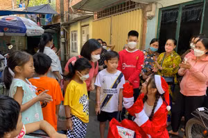 Hoa hậu Mai Phương hóa 'Bà già Noel' xinh đẹp trao quà ở 'Xóm chạy thận'