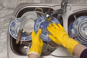 Không nên để bát bẩn qua đêm mới rửa (hình minh họa) 