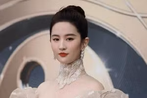 Lưu Diệc Phi cùng dàn sao Hoa ngữ đình đám 'đổ bộ' thảm đỏ Đêm Điện Ảnh Weibo