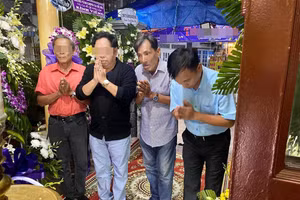 Thương Tín để lộ vẻ hốc hác, đôi mắt đờ đẫn vì mệt mỏi