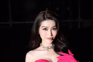 Á hậu Quỳnh Châu khoe nhan sắc 'kẹo ngọt' khi làm MC chung khảo Hoa hậu Việt Nam