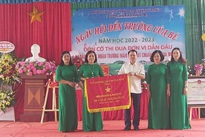 Ban Giám hiệu Nhà trường nhận cờ thi đua đơn vị dẫn đầu năm học 2021 – 2022 