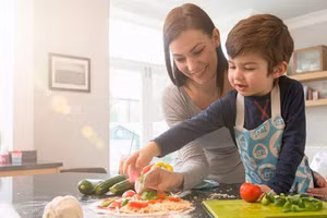 Dạy con nấu ăn (hình minh họa).