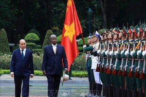 Chủ tịch nước Nguyễn Xuân Phúc và Tổng thống Uganda Yoweri Kaguta Museve duyệt Đội danh dự Quân đội nhân dân Việt Nam. Ảnh: Thống Nhất/TTXVN