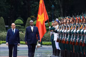 Chủ tịch nước Nguyễn Xuân Phúc và Tổng thống Uganda Yoweri Kaguta Museve duyệt Đội danh dự Quân đội nhân dân Việt Nam. Ảnh: Thống Nhất/TTXVN